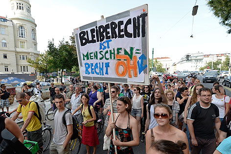 © APA/Herbert Neubauer Kundgebung gegen Abschiebung von acht Flüchtlingen aus der Servitenkirche