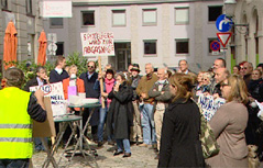 Demonstration mit ungefähr 40 Leuten