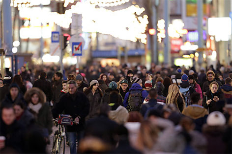 © APA/Georg Hochmuth Passanten mit Einkaufstaschen auf der Mariahilfer Straße in Wien