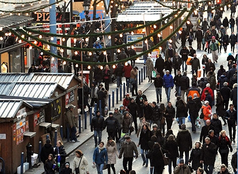 © APA / Pfarrhofer Einkaufen Weihnachten Fußgänger Mariahilfer Straße