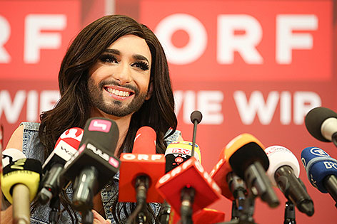 © ORF/Milenko Badzic Conchita Wurst bei Pressekonferenz am Flughafen Wien-Schwechat