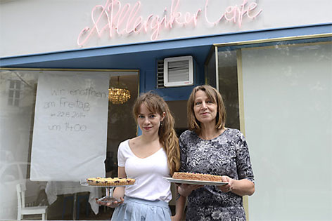 Zwei Frauen stehen vor dem "AllergikerCafe"