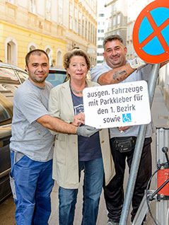 © Fotos BV 1. Stenzel und zwei Bauarbeiter mit dem neuen Verkehrsschild plus Hinweistafel