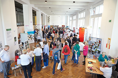 © freiwilligenmesse.at Menschen in einem großen Raum