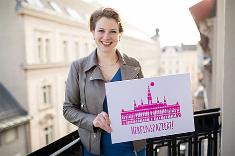 © NEOS Beate Meinl-Reisinger mit einem Plakat mit der Aufschrift "Hereinspaziert"