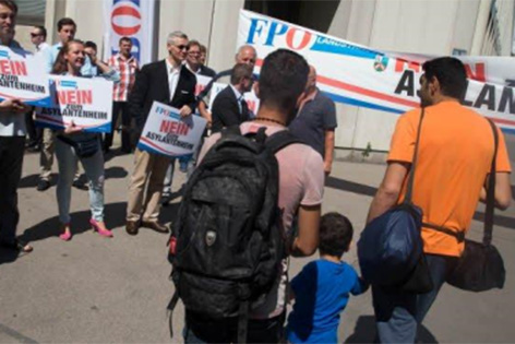 © KURIER/Jürg Christandl Foto von FPÖ-Protest gegen Flüchtlingsquartier in Wien-Erdberg