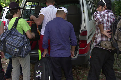 © ORF Flüchtlinge packen ihre Rucksäcke aus