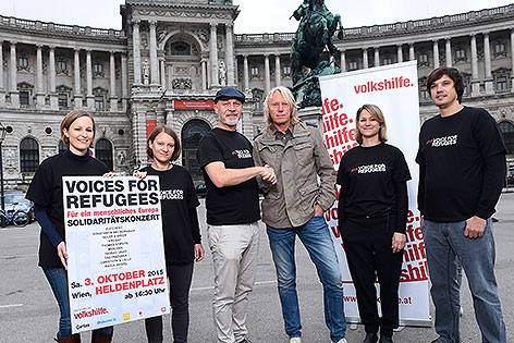 © APA / Johannes Zinner Volkshilfe-Direktor Erich Fenninger und Nova Music Geschäftsführer Ewald Tatar am Heldenplatz