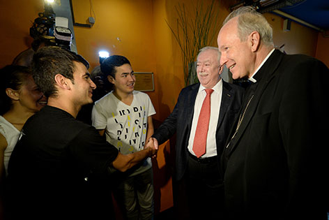 © APA/Roland Schlager Minderjährige Flüchtlinge mit Bürgermeister Michael Häupl und Kardinal Christoph Schönborn