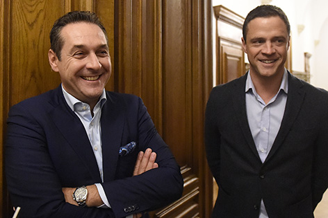 (v.l.) FPÖ-Chef Heinz-Christian Strache und FPÖ-Klubchef Johann Gudenus am Donnerstag, 15. Oktober 2015, nach einem Parteiengespräch mit der SPÖ im Wiener Rathaus