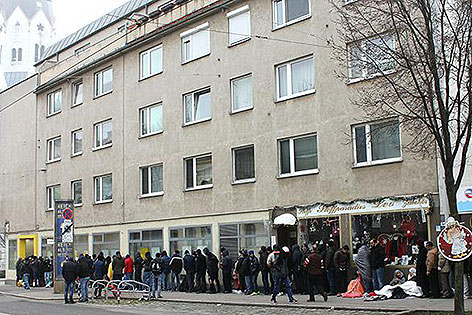 © Diakonie Flüchtlingsdienst Flüchtlinge Warteschlange
