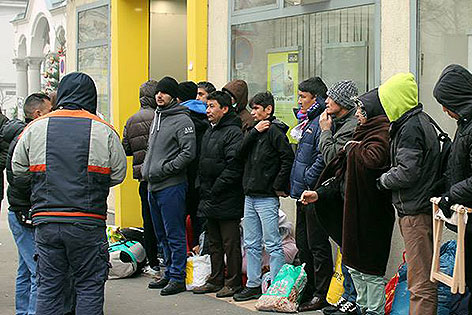 © Diakonie Flüchtlingsdienst Flüchtlinge Warteschlange