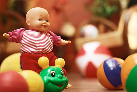 © colourbox.de Spielzeugpuppe