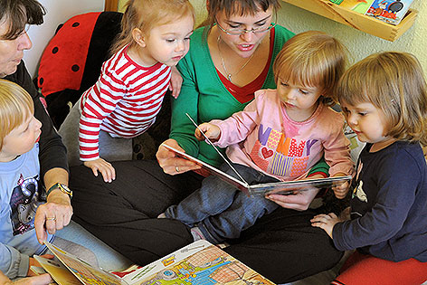 © APA/dpa/Waltraud Grubitzsch Kinder mit Buch