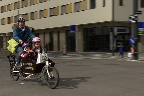 Lastenfahrrad mit Kindern in der Seestadt Aspern