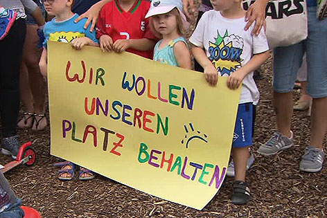 © ORF Schild zum Protest gegen Schließung von Kindergarten "Alt Wien" in Leopoldau
