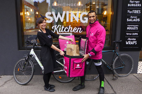 © Sicim Haliaj Foodora und Swing Kitchen bei der Essensübergabe