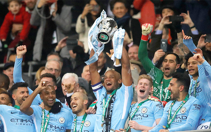 © Reuters/Carl Recine ManCity-Spieler mit Pokal